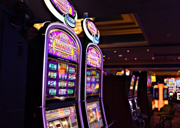 Antarmuka aplikasi mobile berkah 303 menampilkan meja kasino langsung dan menu sportsbook